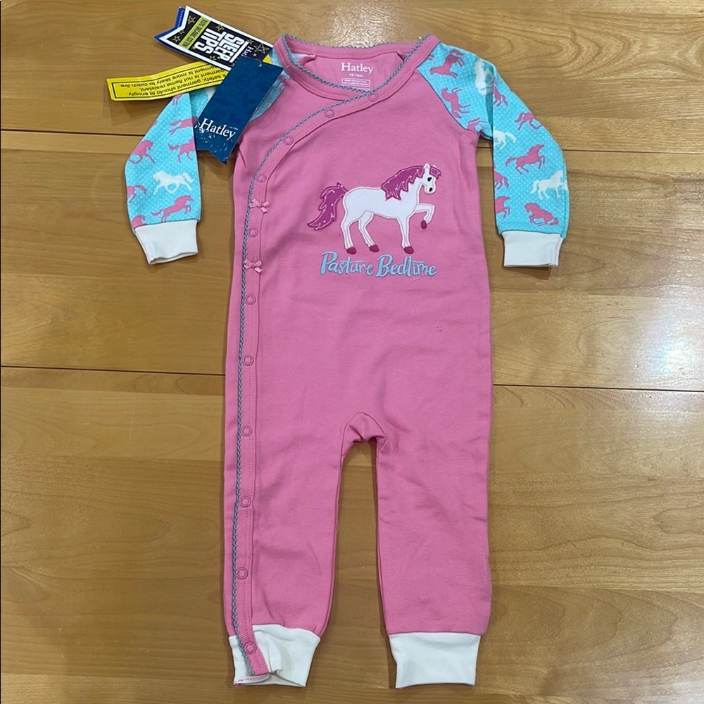 Hatley sleeper NWT 12-18 months horse pattern 🇨🇦